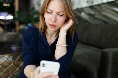 Woman scrolling through her phone emphasizing the need to guard your mind, exert discipline to to show your commitment to the holiness of God by minding our thoughts, keeping our focus on God and avoiding social media.